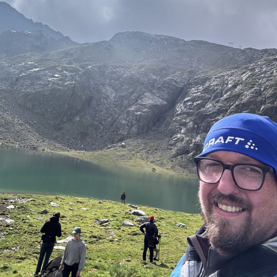 Gregor Dietz beim Wandern an einem Bergsee
