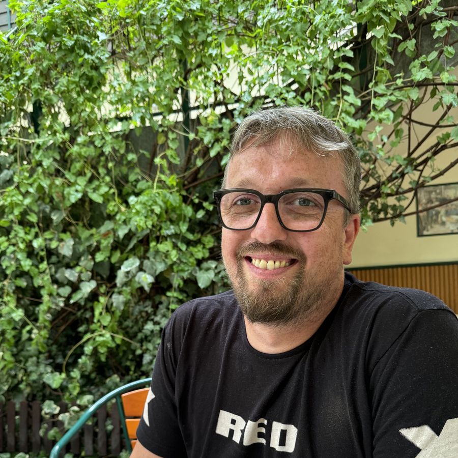 Gregor Dietz im Gespräch im Gastgarten