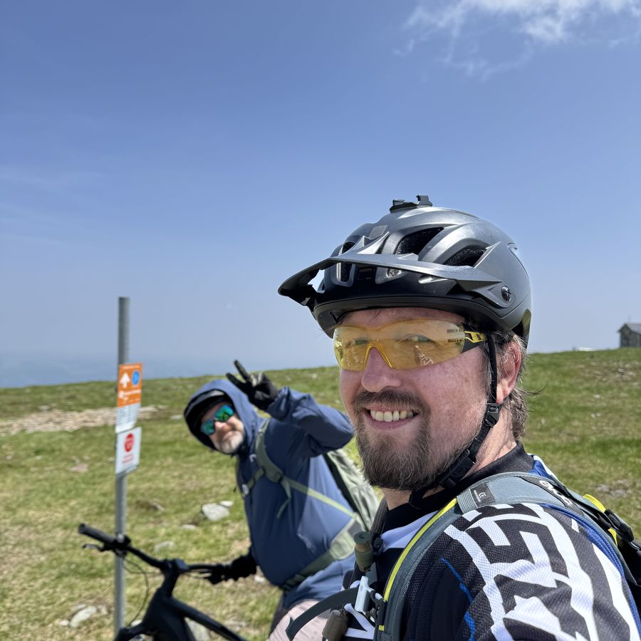 Gregor Dietz mit Mountainbike und Helm auf einer Bergtour